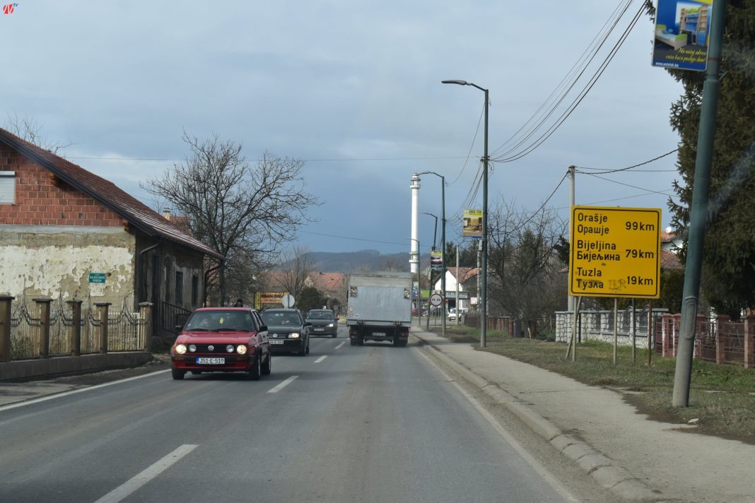 Saobraća se po suhom i mjestimično vlažnom kolovozu Saobraća se po suhom i mjestimično vlažnom kolovozu
