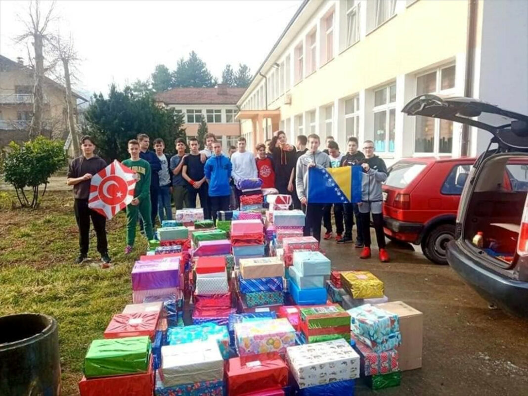 Učenici iz Tuzlanskog kantona prikupili hiljade paketića za djecu u Turskoj i Siriji Učenici iz Tuzlanskog kantona prikupili hiljade paketića za djecu u Turskoj i Siriji