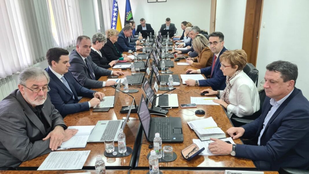 Vlada TK za uvezivanje radnog staža, subvenciju kamata i rad Agencije za privatizaciju izdvojila 1,2 miliona KM Vlada TK za uvezivanje radnog staža, subvenciju kamata i rad Agencije za privatizaciju izdvojila 1,2 miliona KM