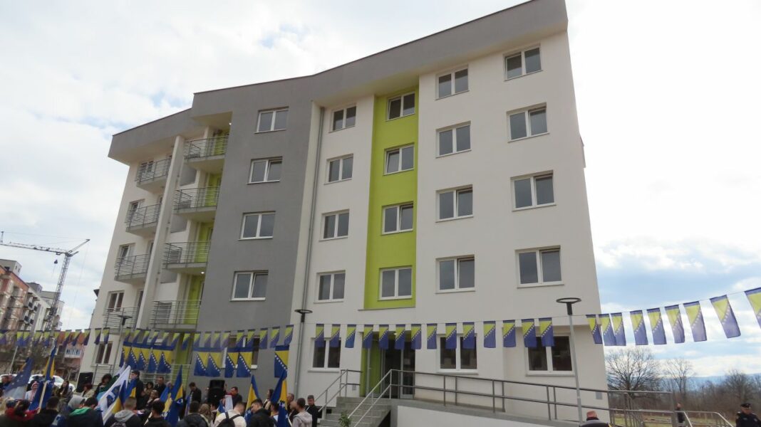 U Kalesiji 20 porodica dobilo ključeve od novih stanova U Kalesiji 20 porodica dobilo ključeve od novih stanova