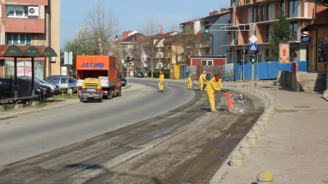Za sanaciju cesta općini Kalesija odobreno oko 400 hiljada KM Za sanaciju cesta općini Kalesija odobreno oko 400 hiljada KM