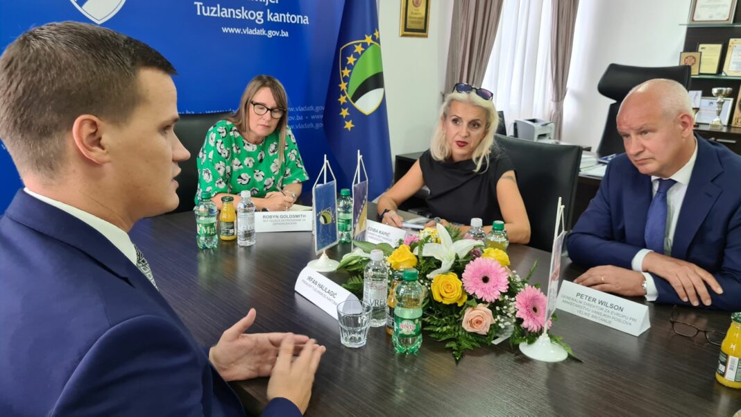 Ambasador Velike Britanije sa saradnicima posjetio premijera Halilagića Ambasador Velike Britanije sa saradnicima posjetio premijera Halilagića