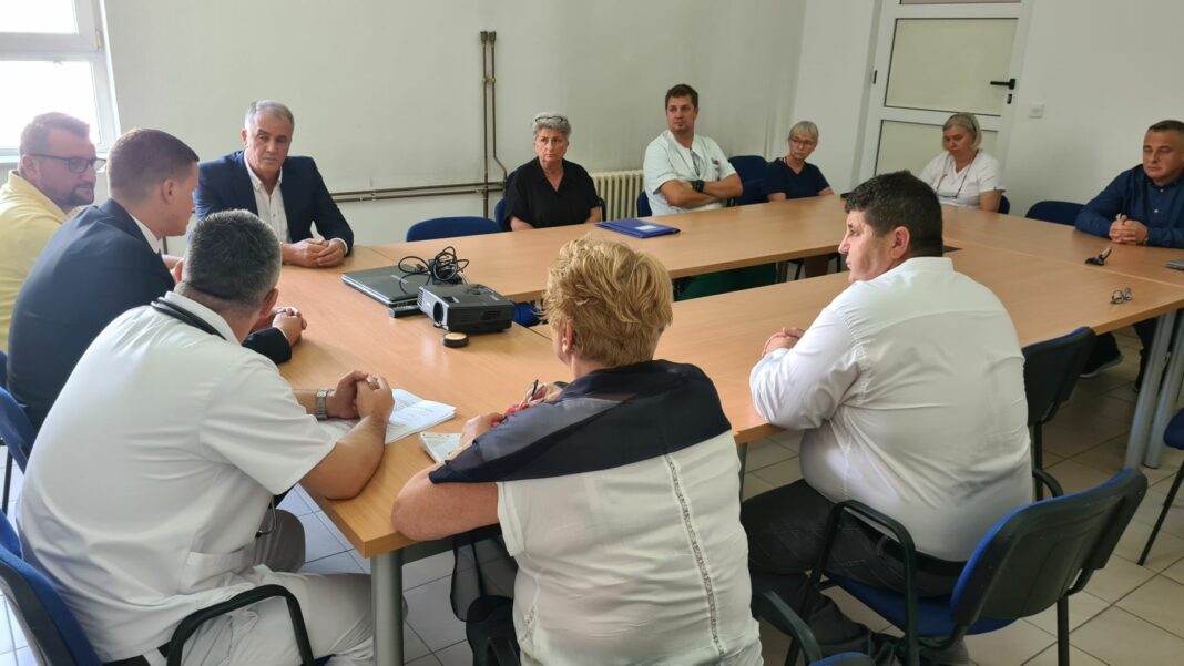 Premijer Halilagić sa saradnicima posjetio bolnicu i sud u Gračanici Premijer Halilagić sa saradnicima posjetio bolnicu i sud u Gračanici
