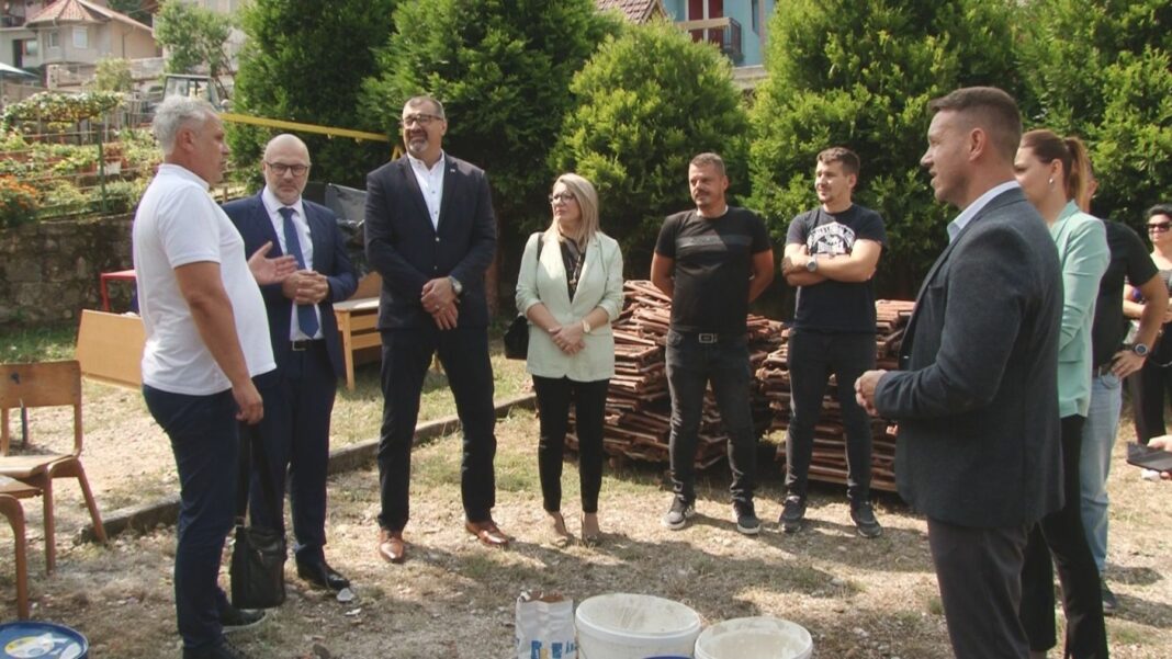 Obnovljen krov u područnoj školi Velino Selo u Čeliću Obnovljen krov u područnoj školi Velino Selo u Čeliću