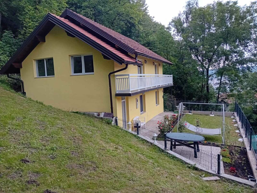 Izdajem kuću sa dva odvojena stana u Tuzli Izdajem kuću sa dva odvojena stana u Tuzli