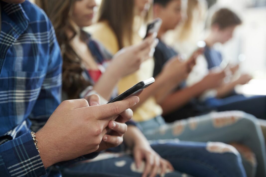 Nema strožijih pravila za mobitele u osnovnim školama u FBiH, ali postoje smjernice Nema strožijih pravila za mobitele u osnovnim školama u FBiH, ali postoje smjernice