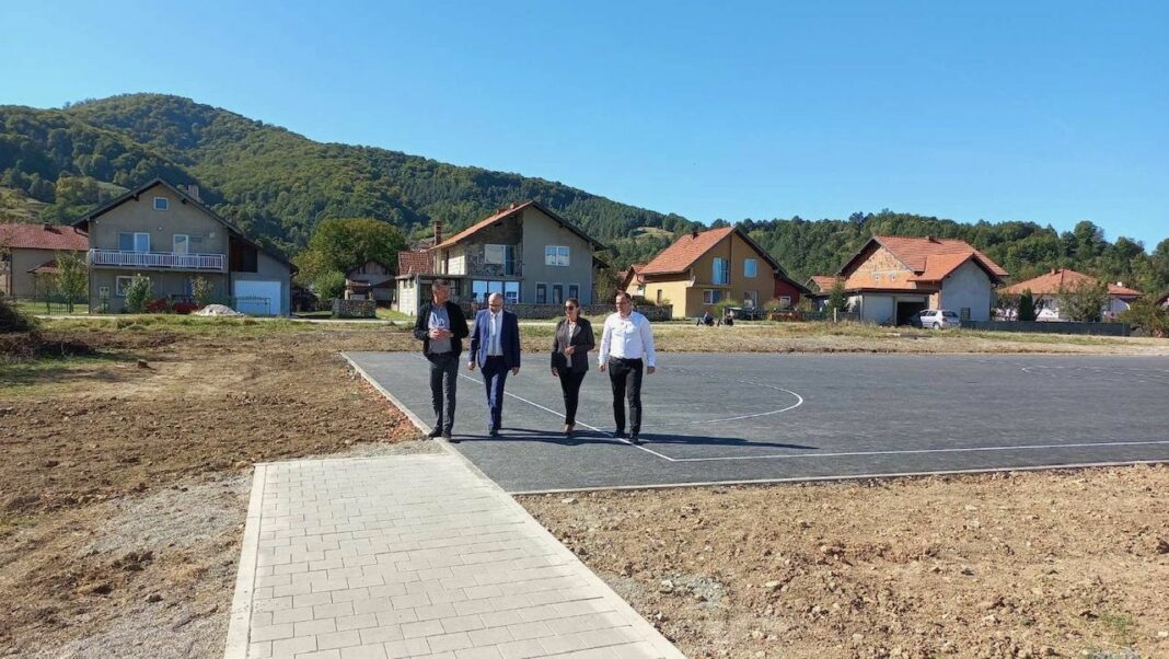 Otvoren sportski poligon i dvorište u Osnovnoj školi „Banovići Selo“ Otvoren sportski poligon i dvorište u Osnovnoj školi „Banovići Selo“