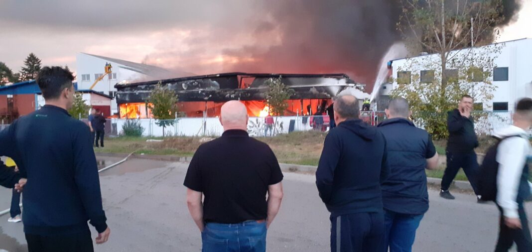 Jedna osoba povrijeđena u požaru u Gradačcu, vatrogasci iz tri grada zaustavili širenje vatre FOTO: Radio Gradačac, Dževad Pašalić