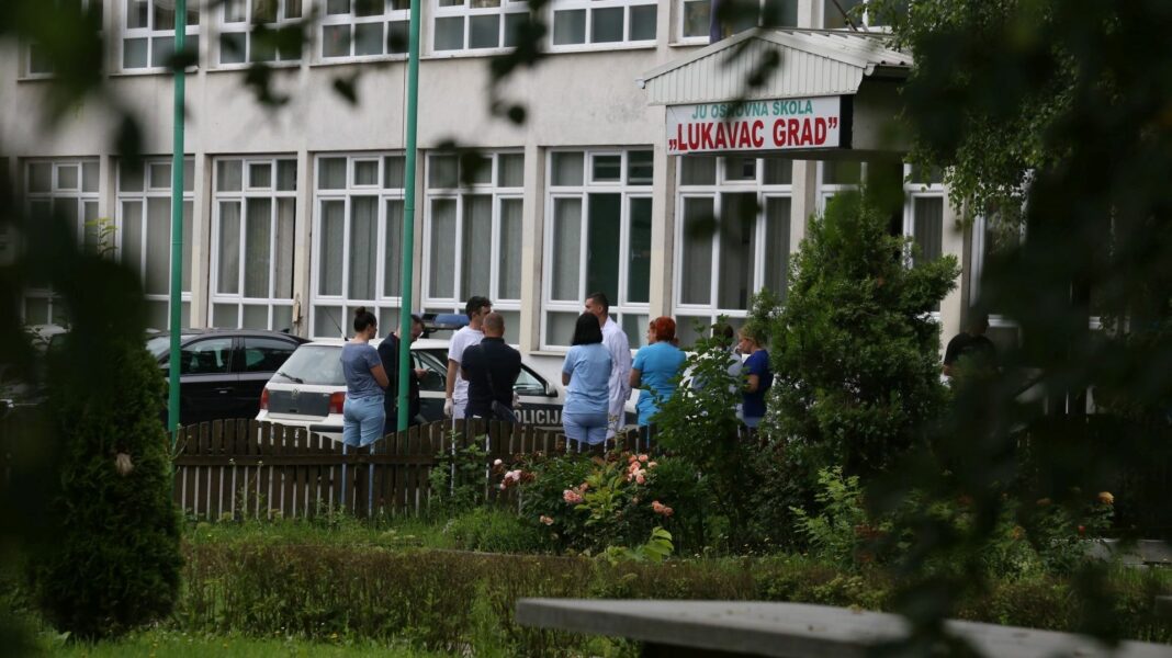 Nakon pucnjave u Lukavcu većina škola postavila “panik tastere” i zaštitare, obilazi ih i policija Nakon pucnjave u Lukavcu većina škola postavila “panik tastere” i zaštitare, obilazi ih i policija