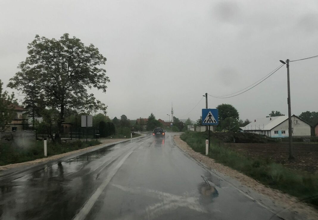 Vozači oprez: Mokar kolovoz Vozači oprez: Mokar kolovoz