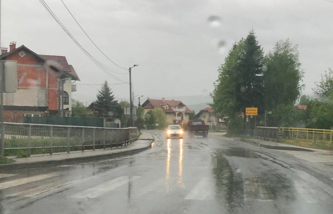 Vozači oprez: Mokar kolovoz Vozači oprez: Mokar kolovoz