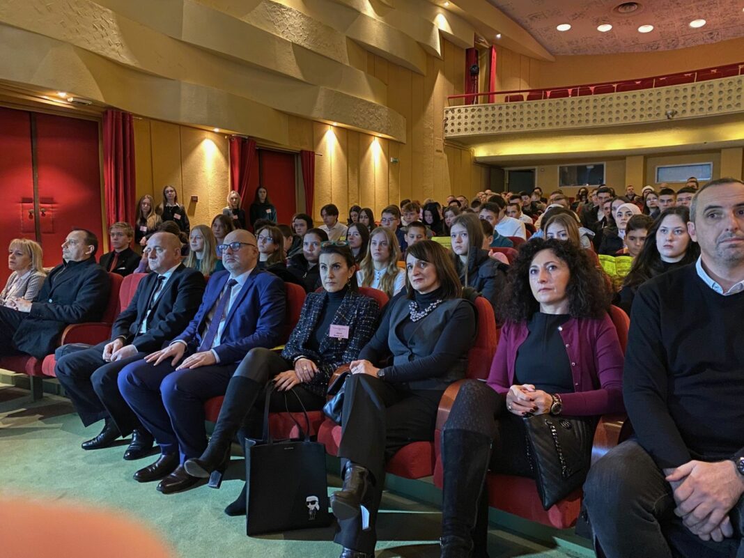Podsticaj za dalje uspjehe talentovanih i vrijednih učenika osnovnih i srednjih škola na području TK Podsticaj za dalje uspjehe talentovanih i vrijednih učenika osnovnih i srednjih škola na području TK