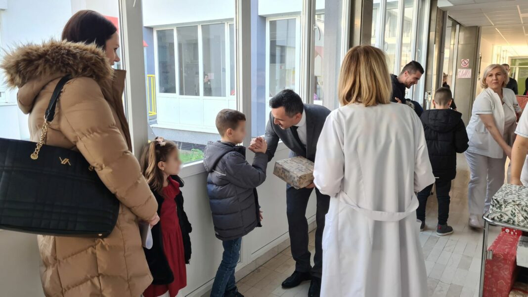 I ove godine Vlada Tuzlanskog kantona obradovala mališane I ove godine Vlada Tuzlanskog kantona obradovala mališane