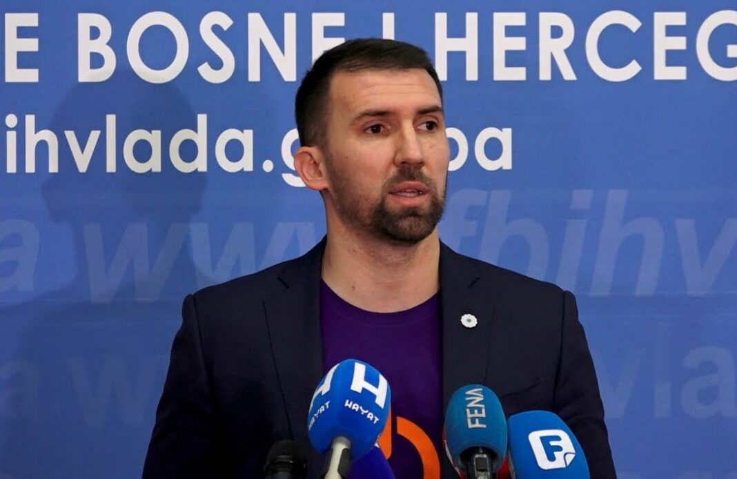 Adnan Delić o podjeli EU pomoći: Očekujem da ćemo sljedeće sedmice novac pustiti građanima Adnan Delić o podjeli EU pomoći: Očekujem da ćemo sljedeće sedmice novac pustiti građanima