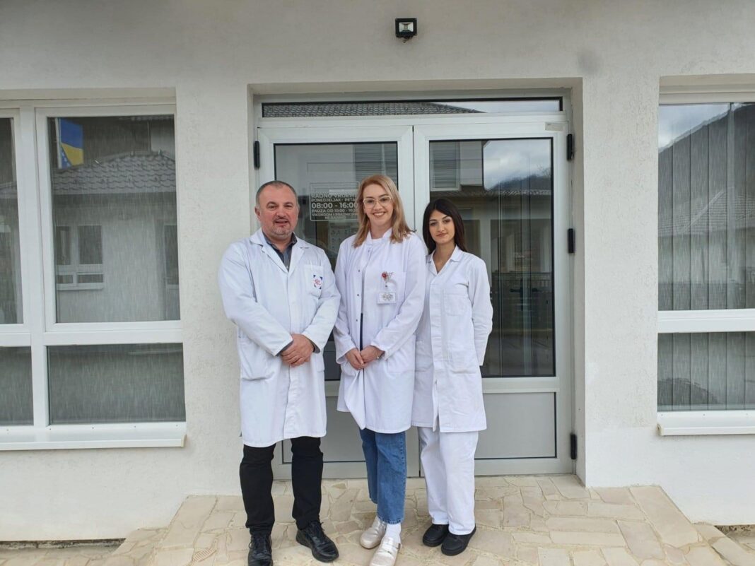 Kalesijac dr.Enes Idrizović pruža pomoć povratnicima Kalesijac dr.Enes Idrizović pruža pomoć povratnicima