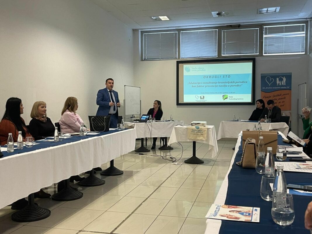 Okrugli sto o osnaživanju hraniteljskih porodica Okrugli sto o osnaživanju hraniteljskih porodica