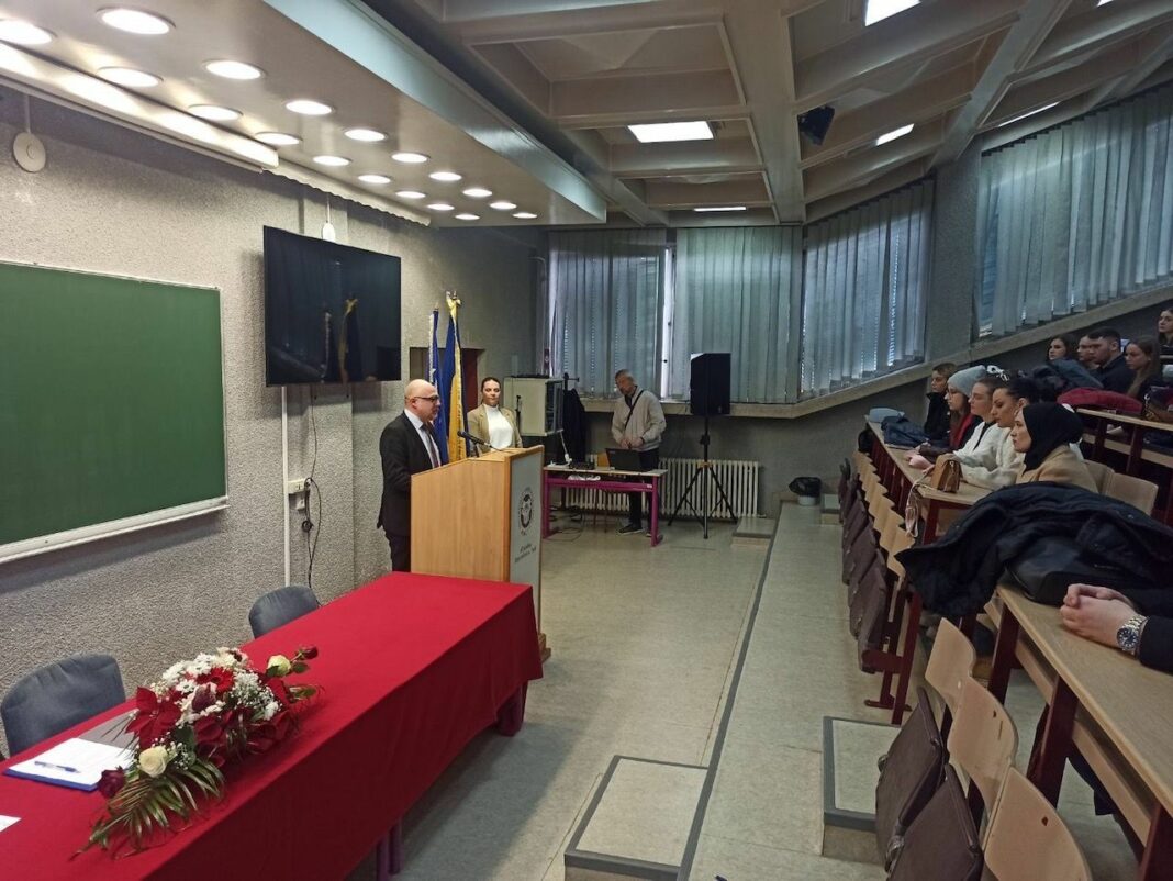 Stipendije za 115 studenata Univerziteta u Tuzli Stipendije za 115 studenata Univerziteta u Tuzli