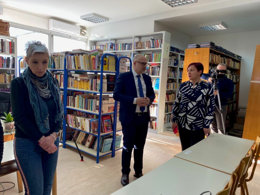 Rekonstruisana biblioteka Filozofskog fakulteta Univerziteta u Tuzli Rekonstruisana biblioteka Filozofskog fakulteta Univerziteta u Tuzli
