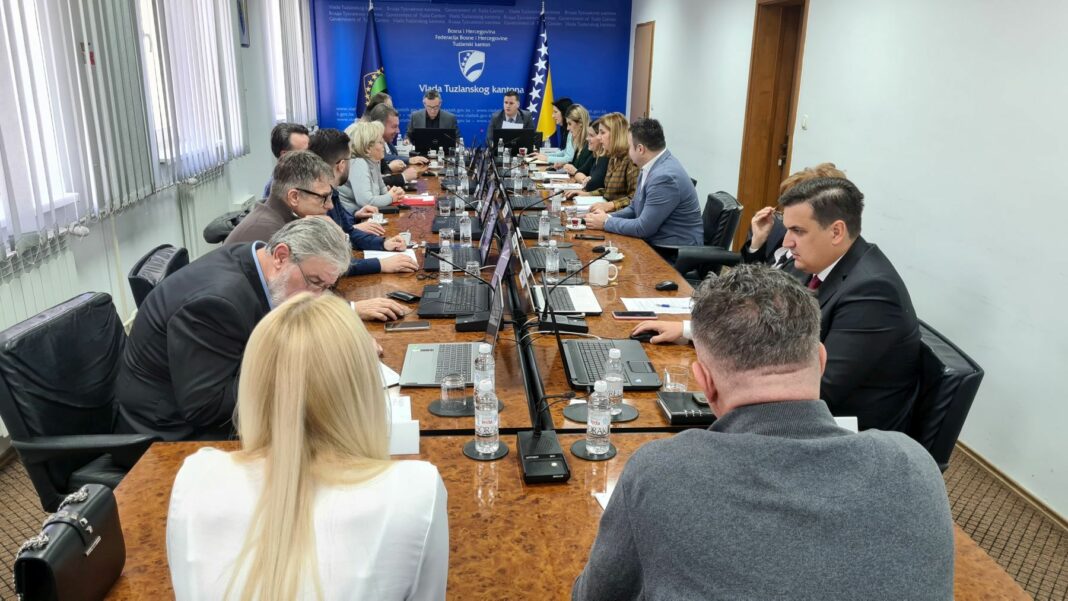 Vlada TK donijela Uredbu o uslovima i načinu korištenja i održavanja službenih putničkih vozila Vlada TK donijela Uredbu o uslovima i načinu korištenja i održavanja službenih putničkih vozila