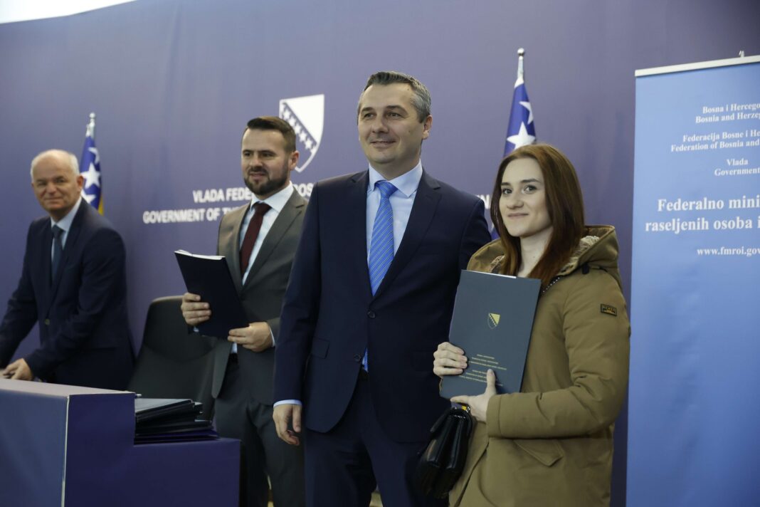 Ministar Dizdar potpisao ugovore o stipendiranju 933 studenta povratnika Ministar Dizdar potpisao ugovore o stipendiranju 933 studenta povratnika