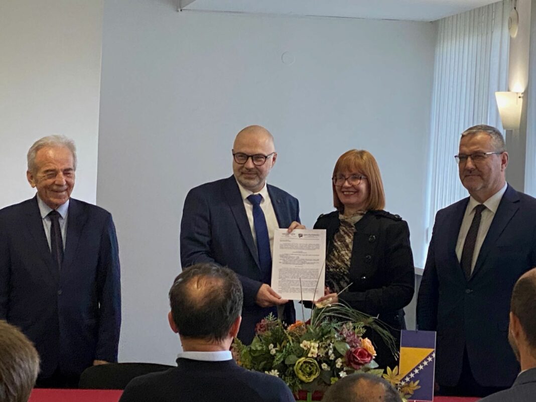 Pravnom fakultetu Univerziteta u Tuzli uručena klasterska akreditacija studijskih programa Pravnom fakultetu Univerziteta u Tuzli uručena klasterska akreditacija studijskih programa