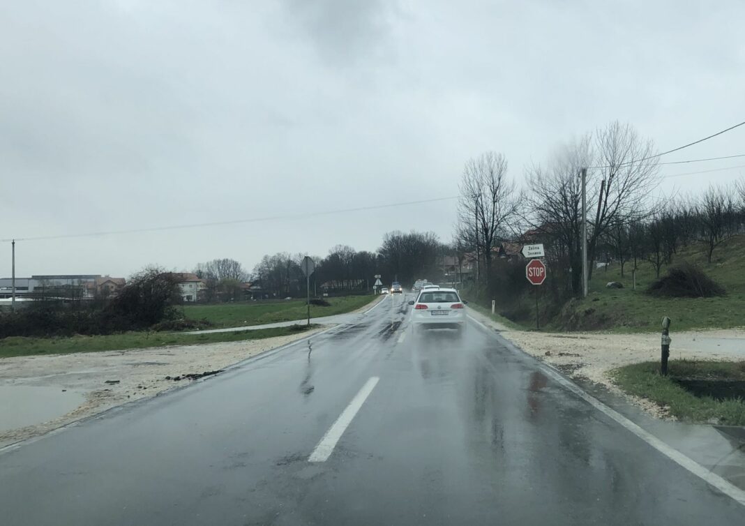 BIHAMK: Saobraća se po mokrom ili vlažnom kolovozu, mjestimično smanjena vidljivost zbog magle ili niske oblačnosti BIHAMK: Saobraća se po mokrom ili vlažnom kolovozu, mjestimično smanjena vidljivost zbog magle ili niske oblačnosti