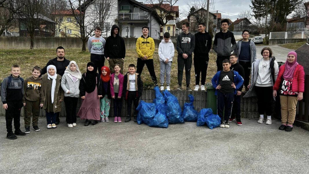 Polaznici mekteba u Saračima danas očistili svoje naselje (FOTO) Polaznici mekteba u Saračima danas očistili svoje naselje (FOTO)