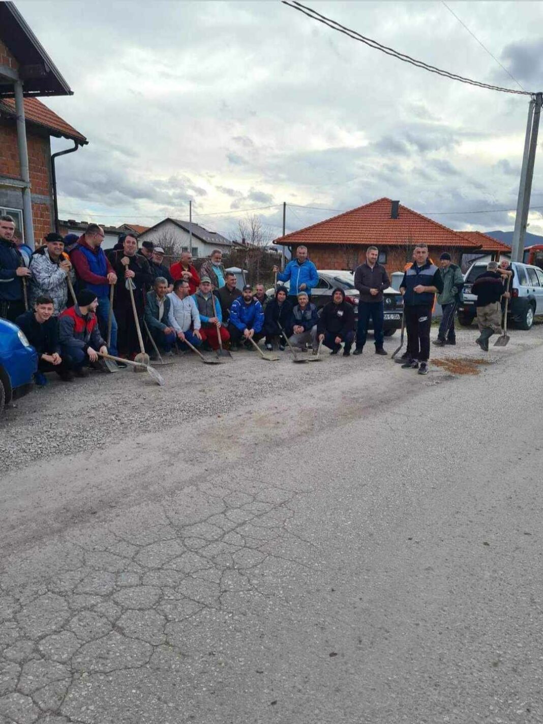 Mještani Zatesa uredili bankine pored puta Mještani Zatesa uredili bankine pored puta