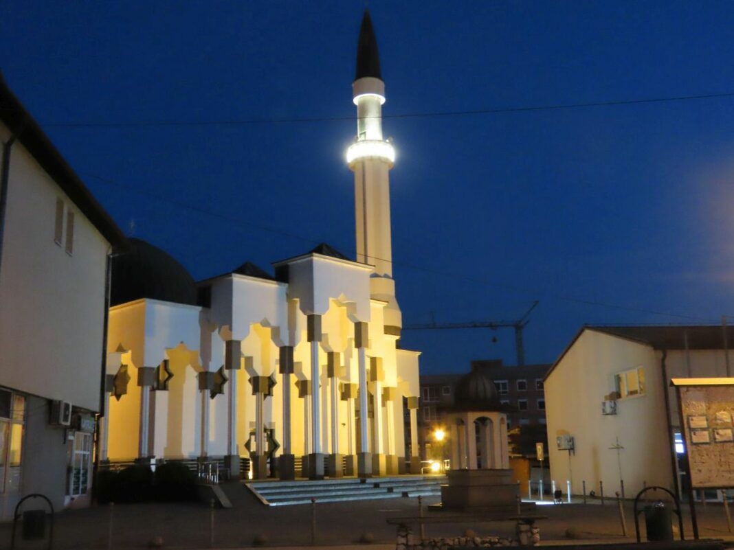 Zvanično objavljeno kada je prvi dan ramazanskog posta, te kada je Bajram-namaz Zvanično objavljeno kada je prvi dan ramazanskog posta, te kada je Bajram-namaz