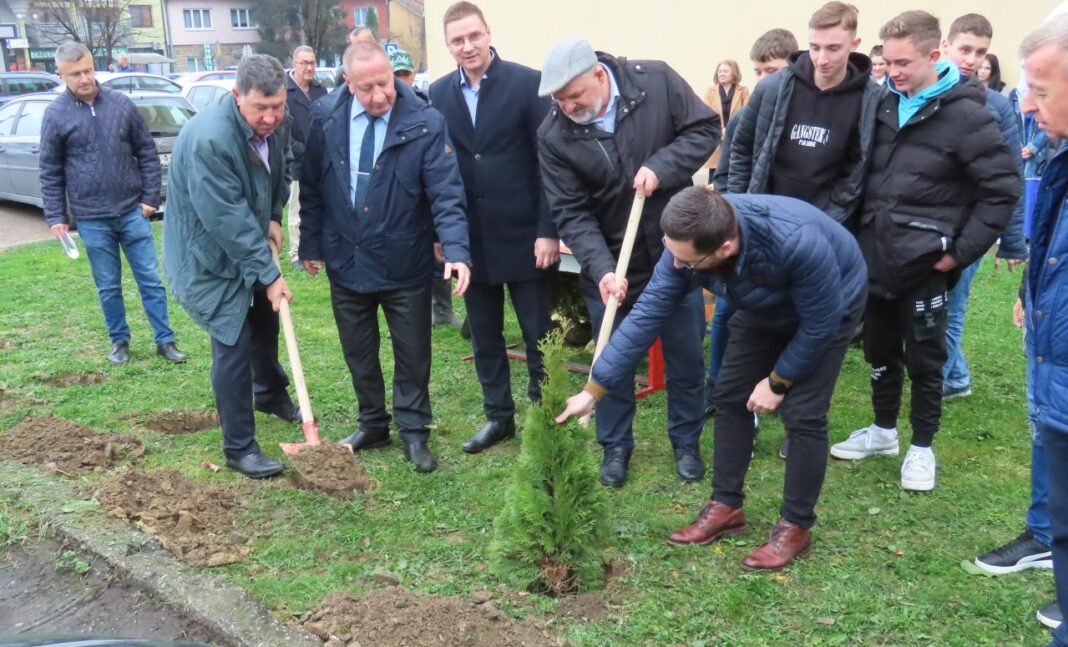 “Eko zeleni” Kalesija sproveli akciju sadnje ukrasnog bilja u Kalesiji “Eko zeleni” Kalesija sproveli akciju sadnje ukrasnog bilja u Kalesiji