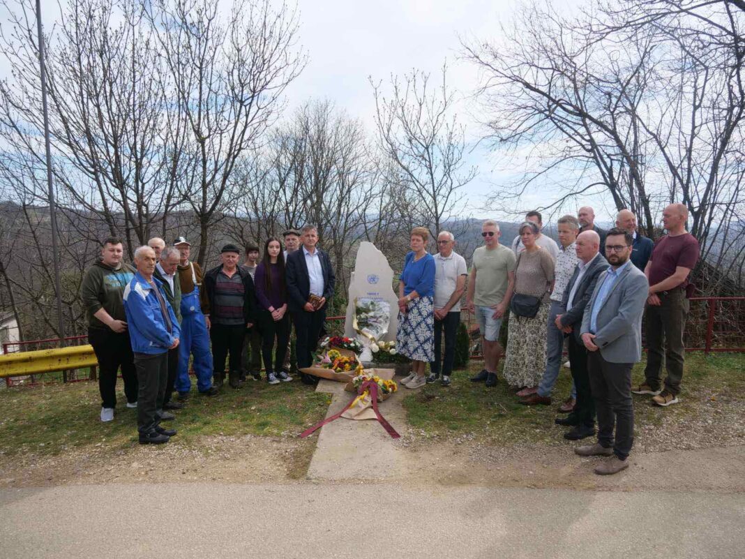 Porodica vojnika Jeffreya Broerea prvi put prisustvovala obilježavanju godišnjice njegove smrti u Jajićima Porodica vojnika Jeffreya Broerea prvi put prisustvovala obilježavanju godišnjice njegove smrti u Jajićima