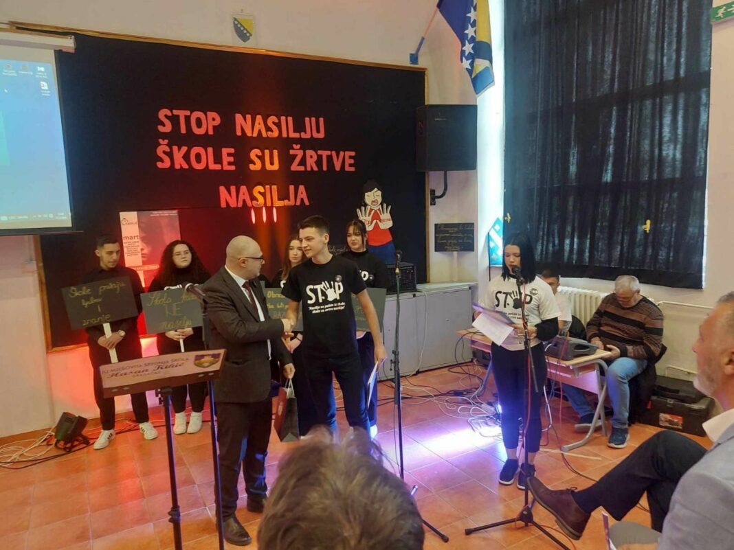 Učenici MSŠ „Hasan Kikić“ u Gradačcu složno protiv vršnjačkog nasilja Učenici MSŠ „Hasan Kikić“ u Gradačcu složno protiv vršnjačkog nasilja