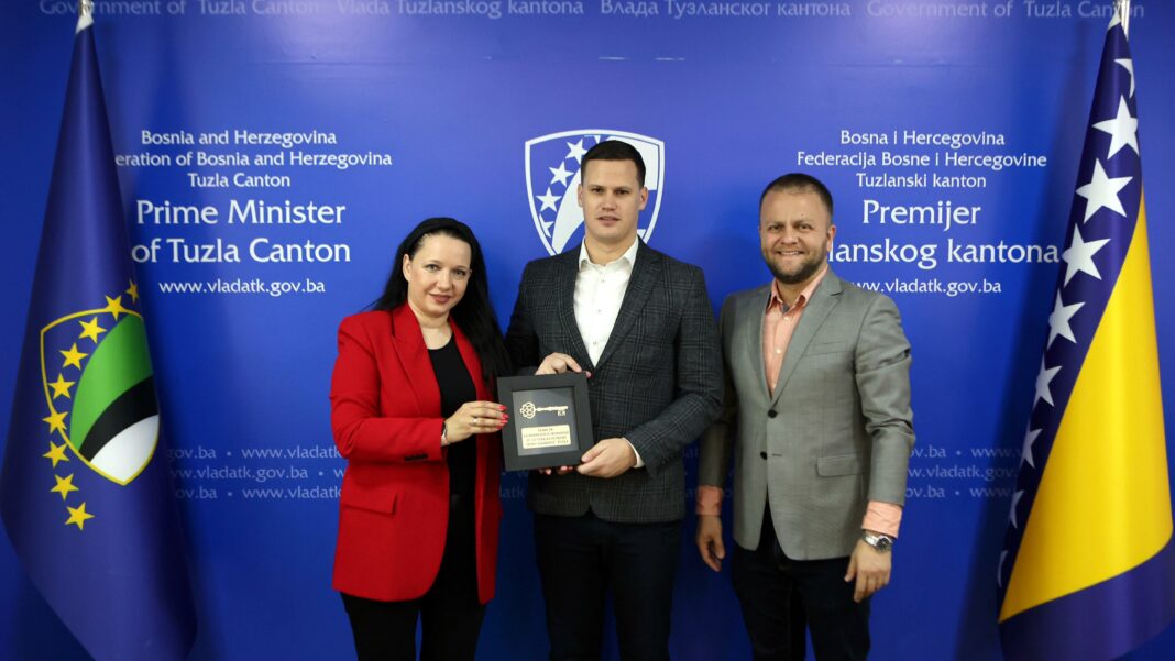 Premijeru Halilagiću uručeno priznanje „Ključ Centra za autizam“ Premijeru Halilagiću uručeno priznanje „Ključ Centra za autizam“
