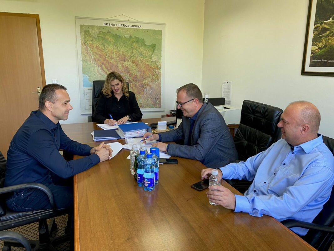 Sufinansiranje proširenja vrelovodne i toplovodne mreže sistema daljinskog grijanja Lukavca Sufinansiranje proširenja vrelovodne i toplovodne mreže sistema daljinskog grijanja Lukavca