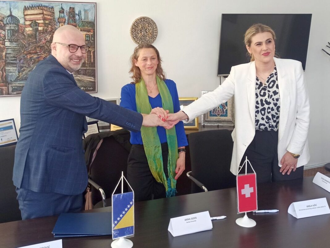 Solarna elektrana u Elektrotehničkoj školi u Tuzli! Energetske intervencije na školskim objektima u Svojatu i Babićima Solarna elektrana u Elektrotehničkoj školi u Tuzli! Energetske intervencije na školskim objektima u Svojatu i Babićima