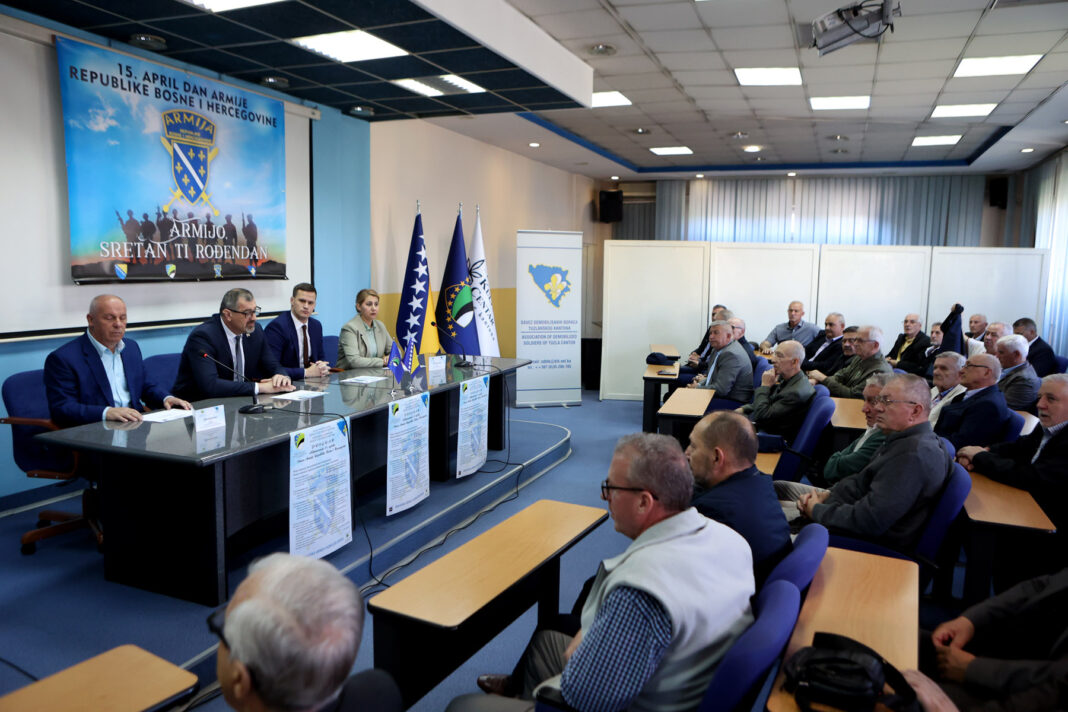 Povodom Dana Armije RBiH premijer i predsjednik Skupštine TK upriličili svečani prijem za generale i komandante Povodom Dana Armije RBiH premijer i predsjednik Skupštine TK upriličili svečani prijem za generale i komandante