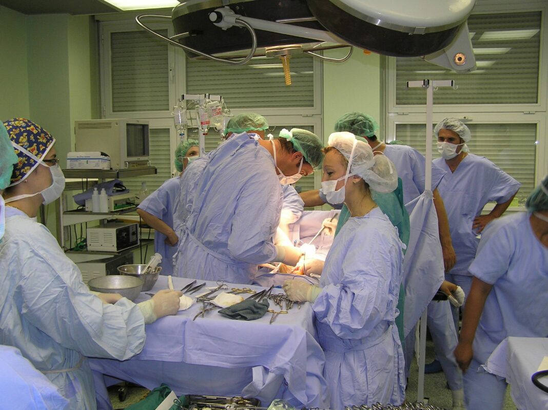 U UKC Tuzla uspješno obavljene transplantacije jetre i rožnice U UKC Tuzla uspješno obavljene transplantacije jetre i rožnice