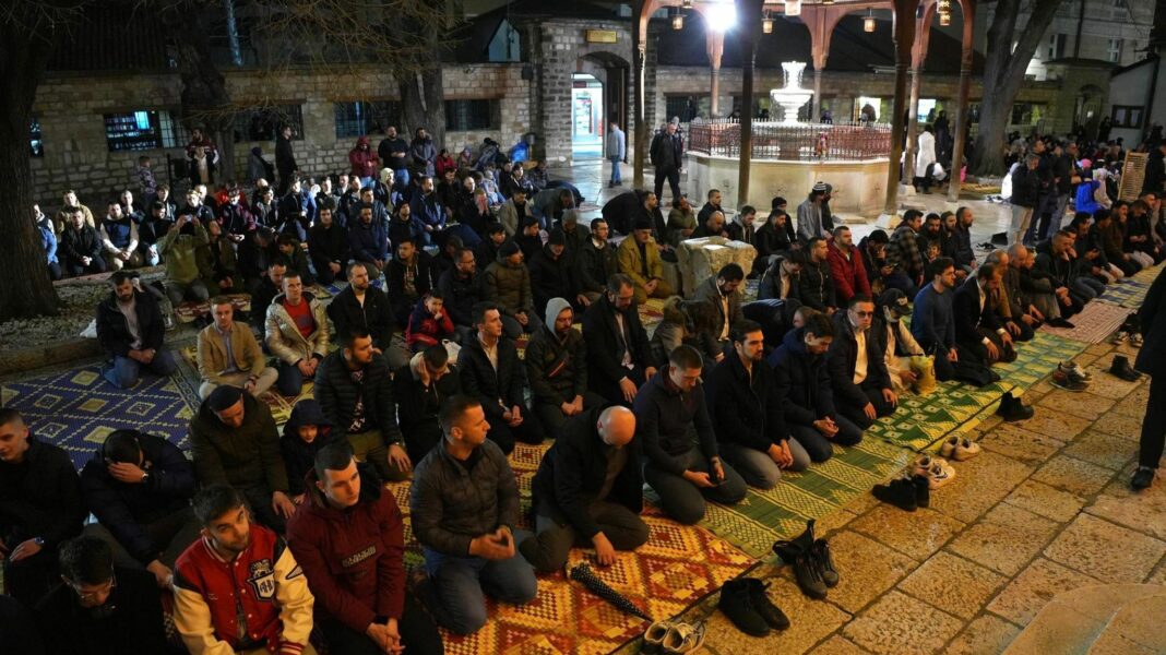 Muslimani širom svijeta večeras obilježavaju 27. noć ramazana, noć Lejletul-kadra Muslimani širom svijeta večeras obilježavaju 27. noć ramazana, noć Lejletul-kadra