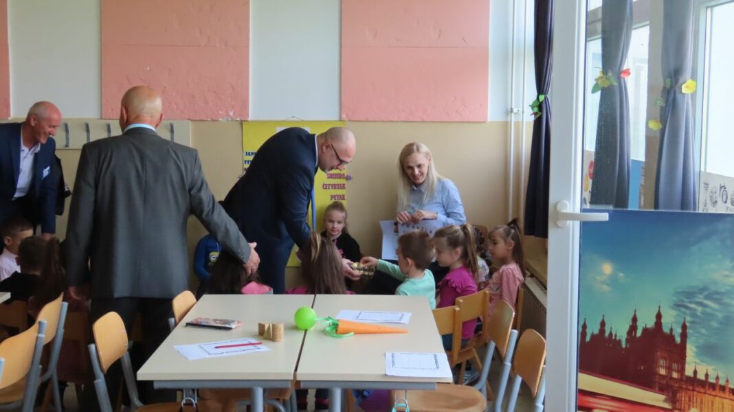 Ministar Omerović i načelnik Džafić posjetili OŠ Memići Ministar Omerović i načelnik Džafić posjetili OŠ Memići