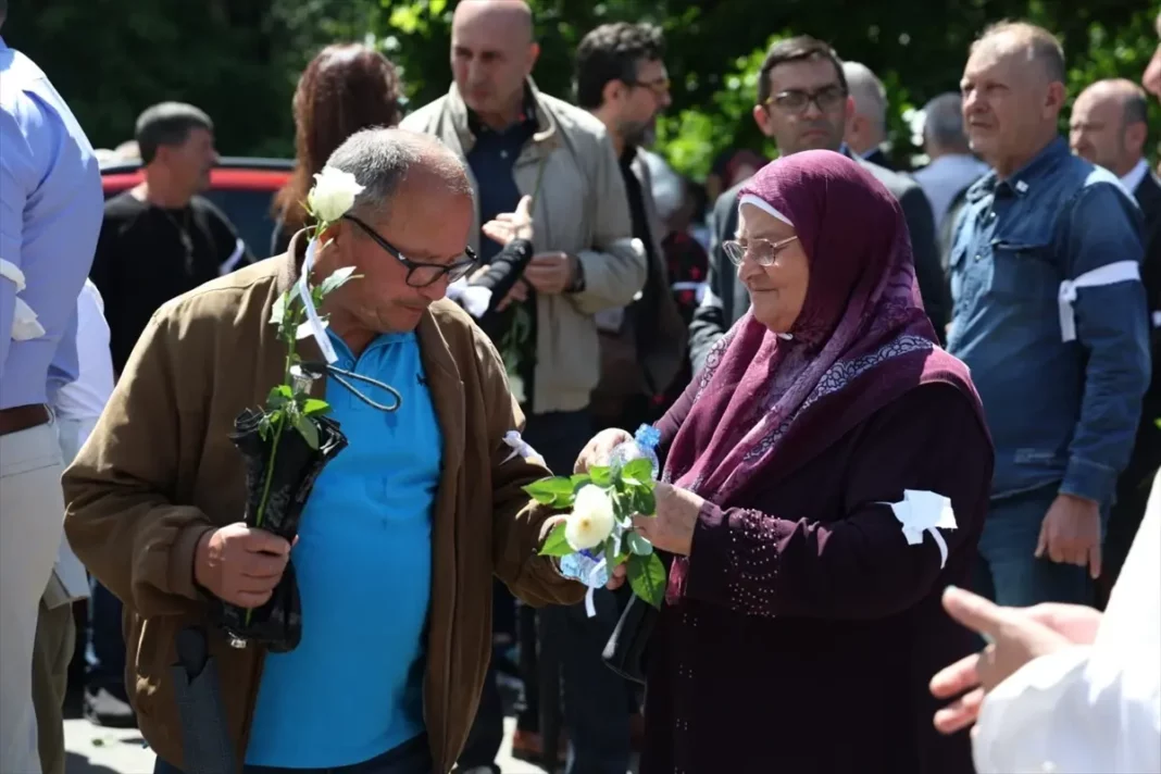 Obilježen Dan bijelih traka u Prijedoru: Predstavnici vlasti opet pozvani da dozvole izgradnju spomenika ubijenoj djeci Obilježen Dan bijelih traka u Prijedoru: Predstavnici vlasti opet pozvani da dozvole izgradnju spomenika ubijenoj djeci