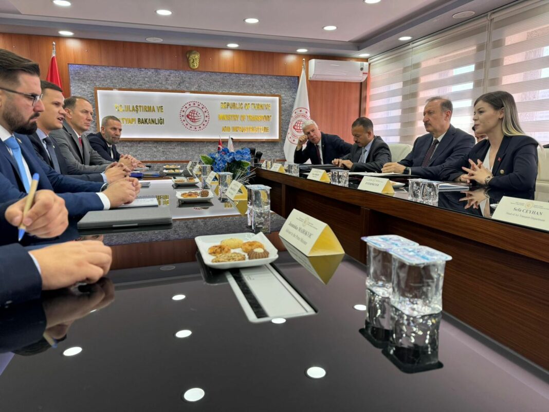 Premijer Halilagić iz Ankare: „Uspostavljamo nova partnerstva u interesu Međunarodnog aerodroma Tuzla“ Premijer Halilagić iz Ankare: „Uspostavljamo nova partnerstva u interesu Međunarodnog aerodroma Tuzla“