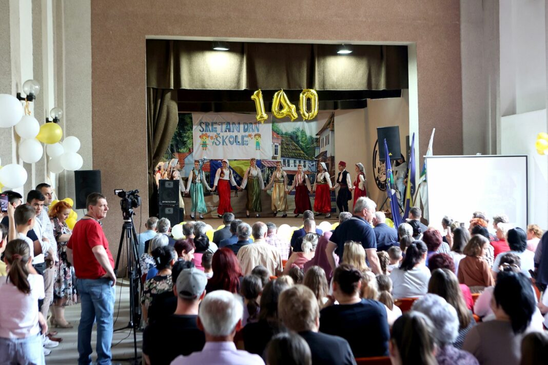 Premijer Halilagić prisustvovao obilježavanju 140 godina rada OŠ „Puračić“ Premijer Halilagić prisustvovao obilježavanju 140 godina rada OŠ „Puračić“