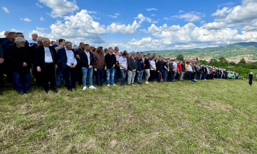 Hiljade građana se oprostilo od rudara Asima Šehanovića koji je smrtno stradao u Rudniku Mramor Hiljade građana se oprostilo od rudara Asima Šehanovića koji je smrtno stradao u Rudniku Mramor