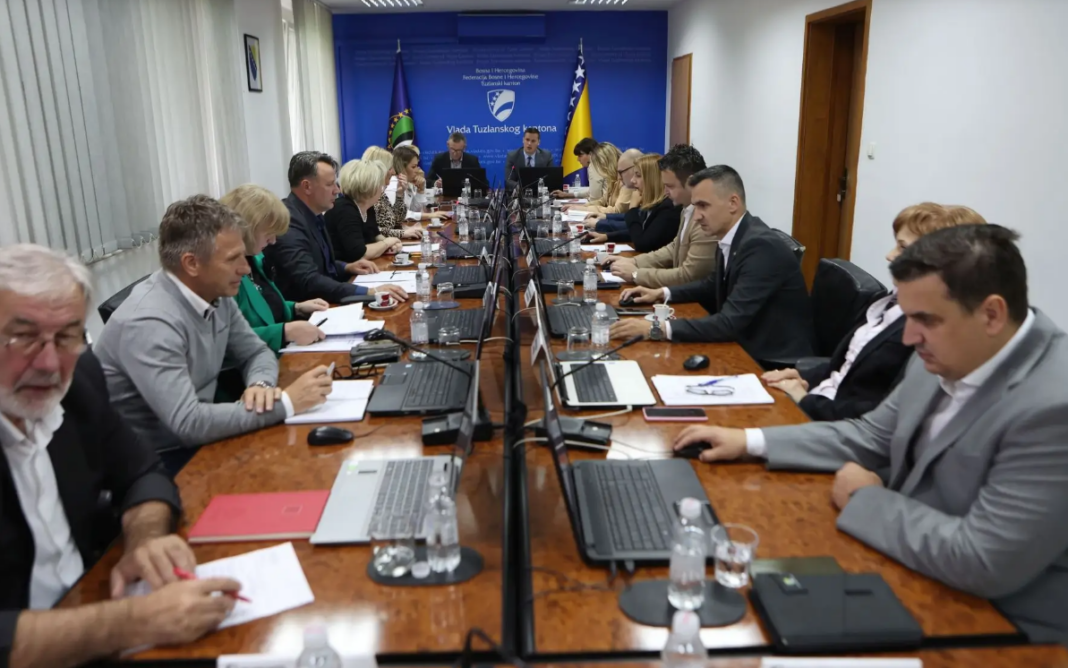 Utvrđen plan upisa učenika u srednje škole Tuzlanskog kantona Utvrđen plan upisa učenika u srednje škole Tuzlanskog kantona