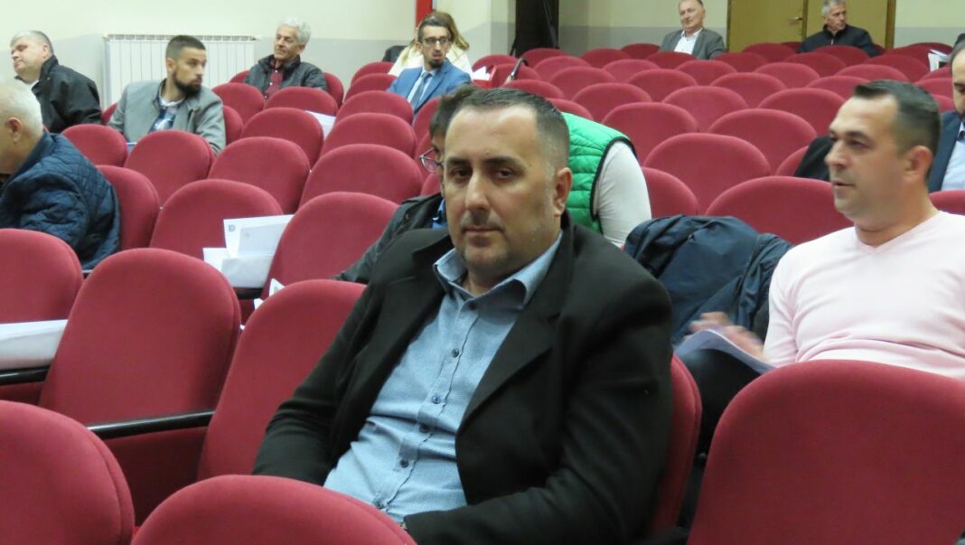 Damir Džafić izabran za novog predsjednika Nogometnog saveza općine Kalesija Damir Džafić izabran za novog predsjednika Nogometnog saveza općine Kalesija