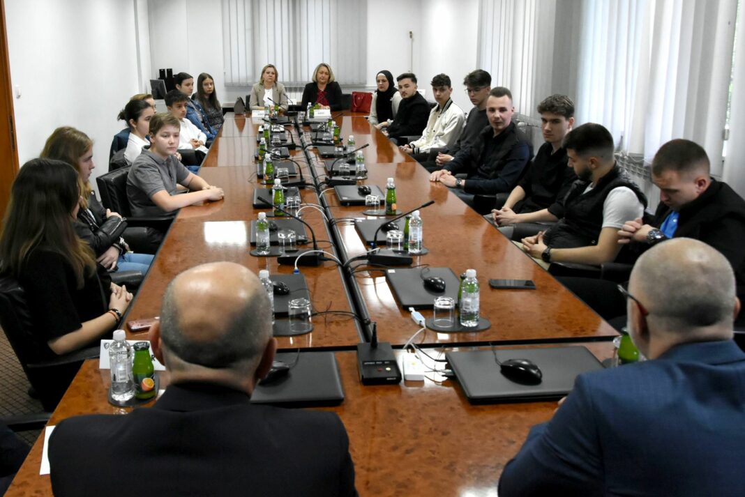 Ministar Omerović primio pobjednike na kantonalnom takmičenju „Projekt građanin“ Ministar Omerović primio pobjednike na kantonalnom takmičenju „Projekt građanin“