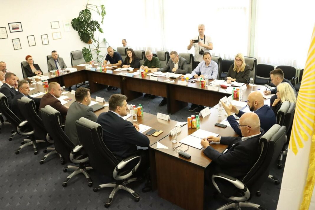 Ministar Isak održao sastanak sa kantonalnim ministrima unutrašnjih poslova Ministar Isak održao sastanak sa kantonalnim ministrima unutrašnjih poslova