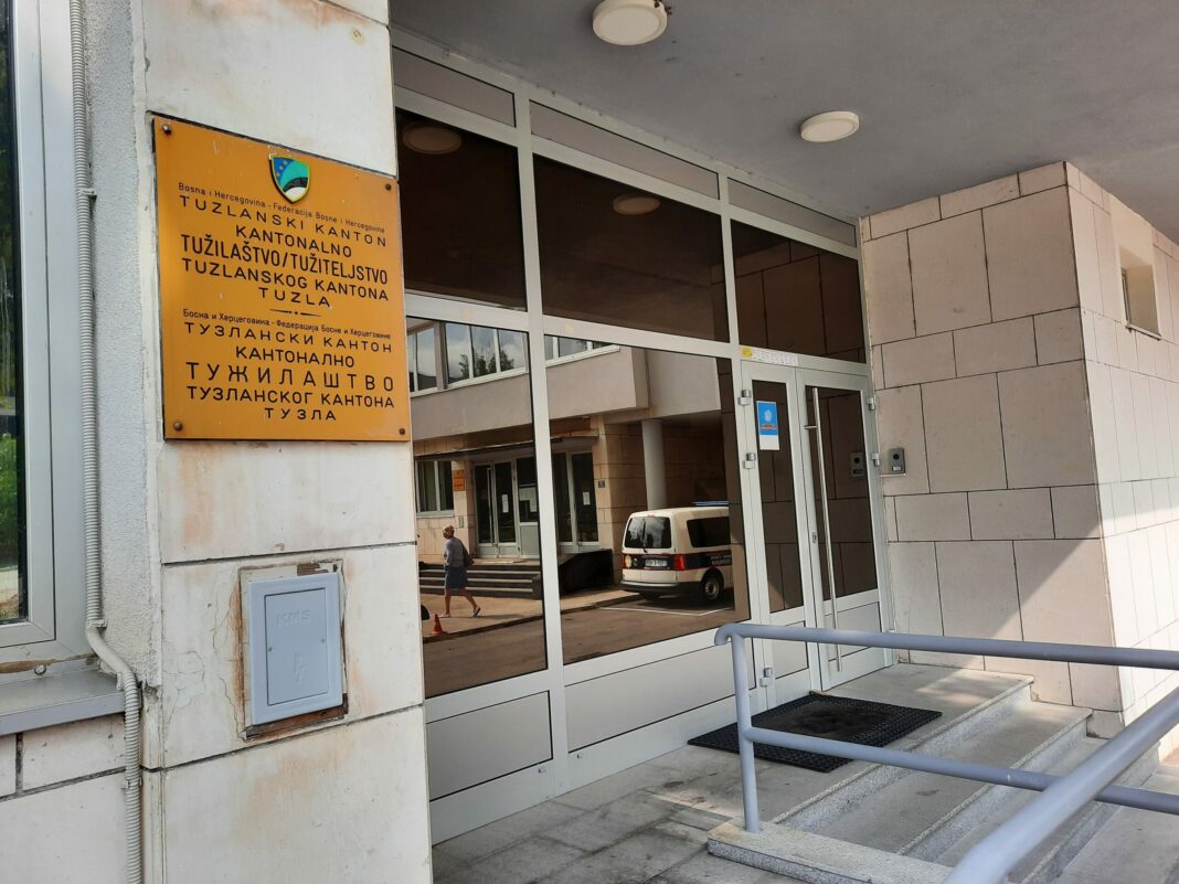 Osumnjičeni za ubistvo u Miladijama predat u tužilaštvo Osumnjičeni za ubistvo u Miladijama predat u tužilaštvo