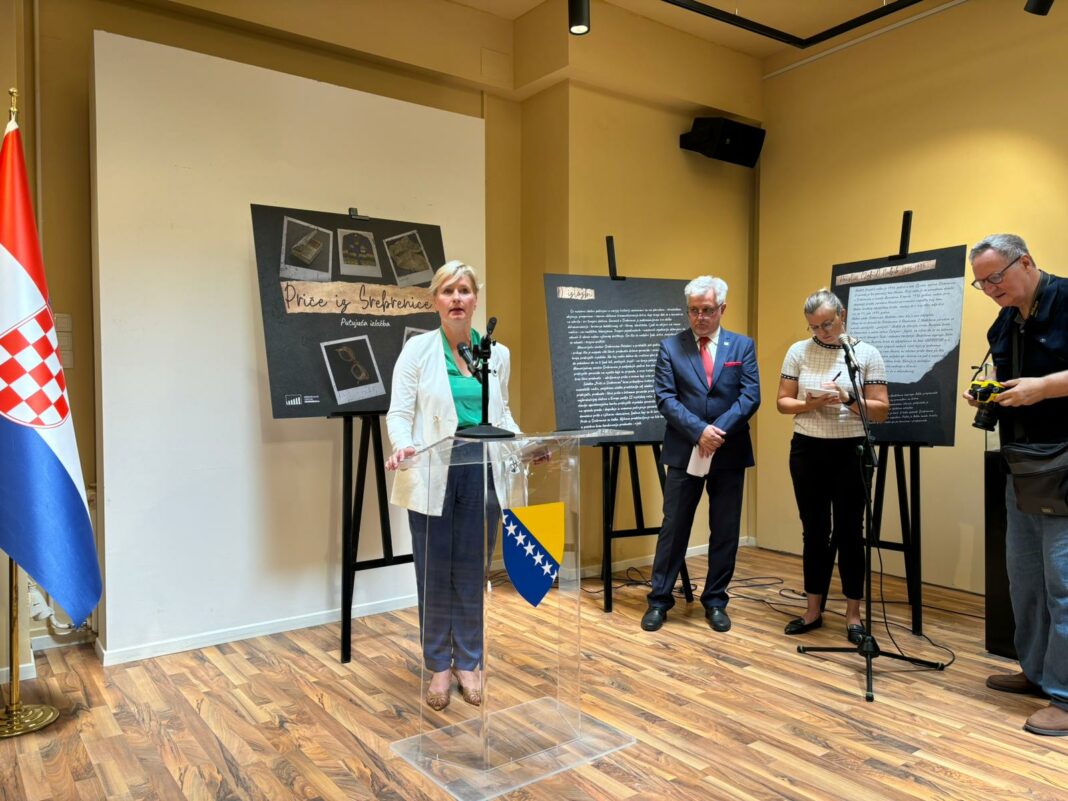 Izložba Memorijalnog centra Srebrenica ‘Priče iz Srebrenice’ otvorena u Zagrebu Izložba Memorijalnog centra Srebrenica ‘Priče iz Srebrenice’ otvorena u Zagrebu