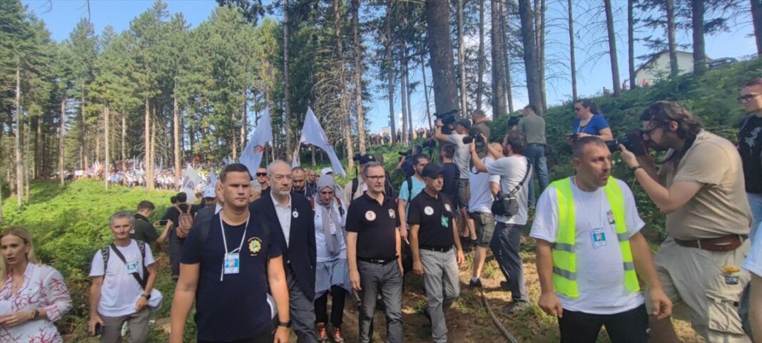 Iz Nezuka krenuo “Marš mira”: Hiljade ljudi odaju počast žrtvama genocida u Srebrenici Iz Nezuka krenuo “Marš mira”: Hiljade ljudi odaju počast žrtvama genocida u Srebrenici